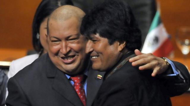 Chávez y Evo abrazados