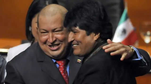 Chávez y Evo abrazados
