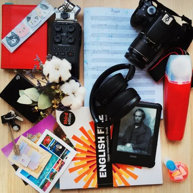 • یک دوربین و یک دستگاه ضبط صدا به الیزاوتا زگیرسکایا کمک کردند تا در خانه‌‌اش در شهر امسک کشور روسیه با دنیا احساس ارتباط کند