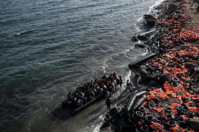 Брошенные на берегу спасательные жилеты