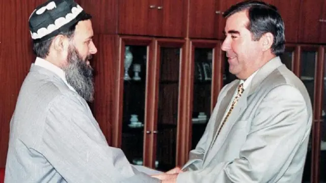 امامعلی رحمان رئیسجمهوری تاجیکستان (راست)، سید عبدالله نوری، رهبر وقت اتحاد نیروهای اپوزیسیون تاجیک (چپ)، ۱۹۹۷