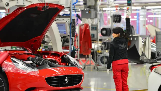 فراری در حال بررسی تولید قطعات دستگاه تنفس در کارخانه‌اش در شهر مارنلو است