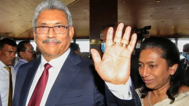 Sri Lanka's President Gotabaya Rajapaksa (L) and his wife Ioma Rajapaksa in Colombo, Sri Lanka in 2020