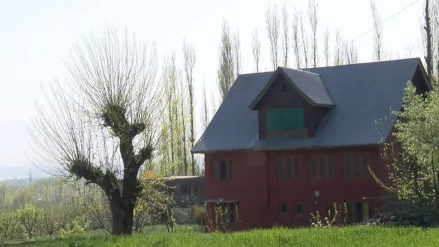 காஷ்மீர் பெண்கள்: இயல்பான வாழ்க்கை- கனவா? கானல் நீரா?