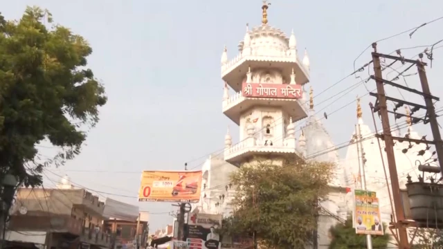 ਇਸੇ ਗੋਪਾਲ ਮੰਦਿਰ ਬਾਹਰ ਪ੍ਰਦਰਸ਼ਨ ਉੱਤੇ ਸੂਰੀ ਬੈਠੇ ਸਨ