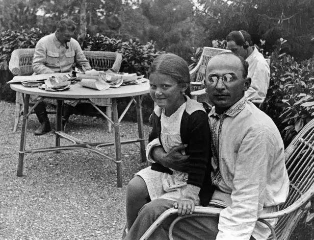 சோவியத் தலைவர் ஜோசப் ஸ்டாலினின் பாதுகாப்புத் தலைவர் பேரியாவின் மடியில் ஸ்டாலினின் மகள் ஸ்வெட்லானா அல்லிலுயவா