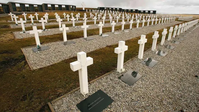 El cementerio Darwin para soldados caídos argentino fue construido por Reino Unido, pero es un símbolo argentino donde 123 lápidas dicen "Soldado argentino solo conocido por Dios".