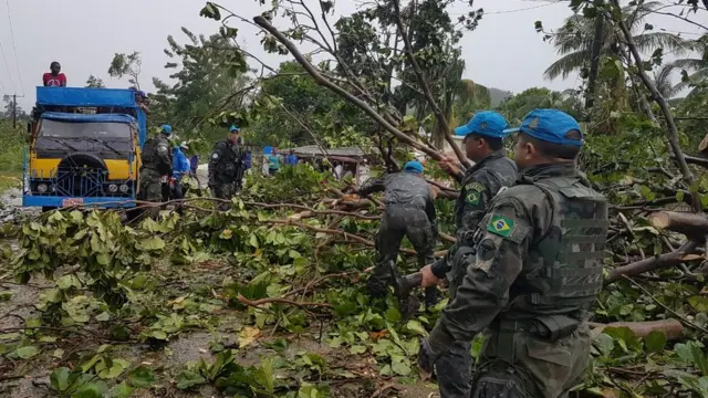 Militares abrem rodovias no sul do Haiti