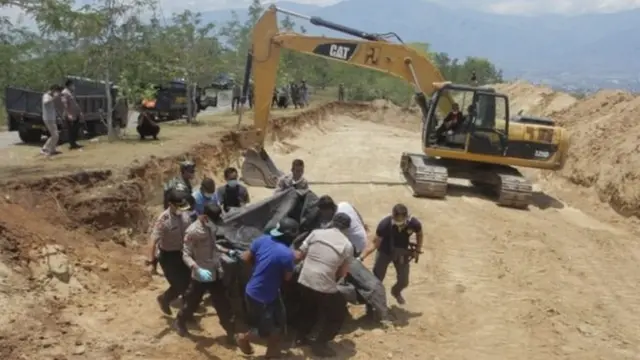 Kütləvi məzarlıq, kütləvi qəbrlər