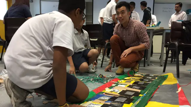 Alumnos con prototipos en la clase de ciencia en el liceo Montfort