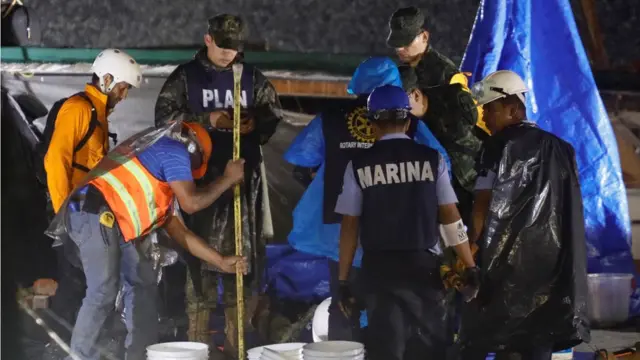 Equipos de rescate en la escuela Rébsamen.