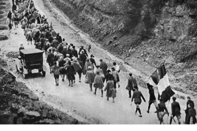 Fascistas marchando para Romainstagram apostaganha1922