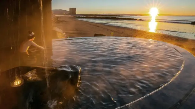 신체 및 정신 건강에 좋은 야외 수영은 최근 몇 년간 그 어느 때보다도 더욱 인기를 끌고 있다