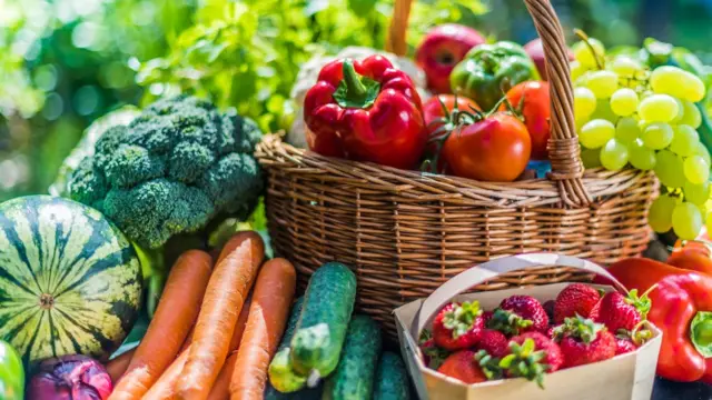 Cesta com frutas e verduras