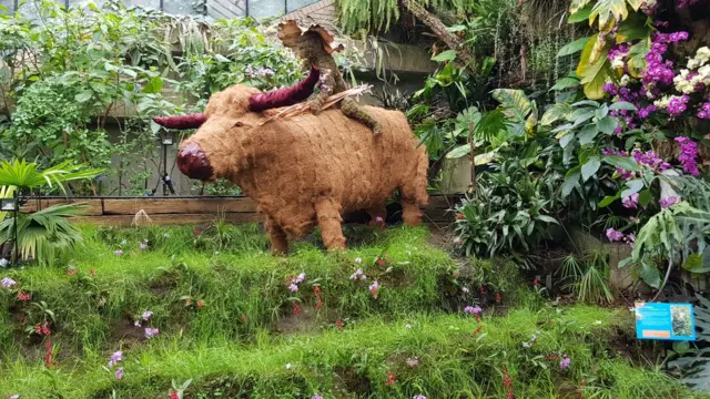 หุ่นจำลองชาวนาขี่หลังควาย