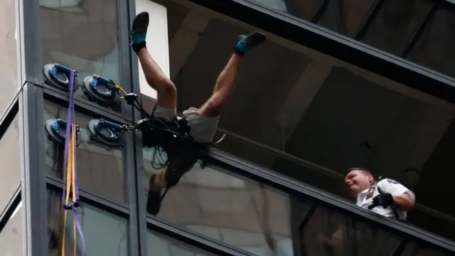 Hatimaye polisi walifanikiwa kumuingiza ndani ya jengo hilo