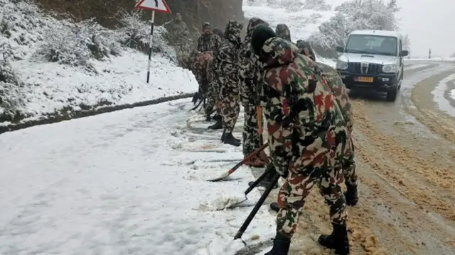 बैतडीमा हिउँ सफा गर्दै नेपाली सेना