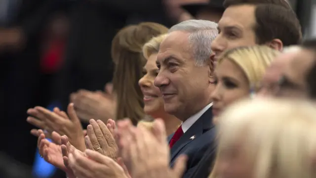 إيفانكا وزوجها مع نتنياهو وزوجتة والمسؤلين الإسرائيليين خلال افتتاح السفارة