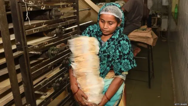 આણંદ અને આજુબાજુમાં દૂધ, પાપડ તથા મઠિયાનો ઉદ્યોગ ધમધમે છે