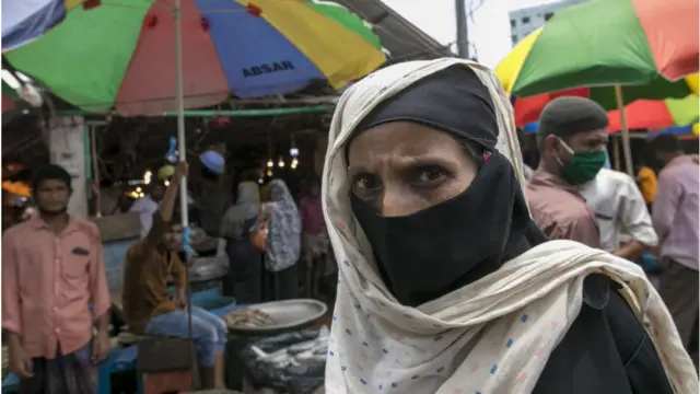 মাস্ক পরা নারী