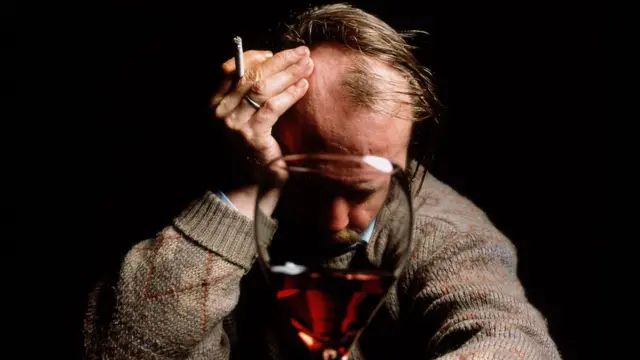 Alkol ve sigara içen adam