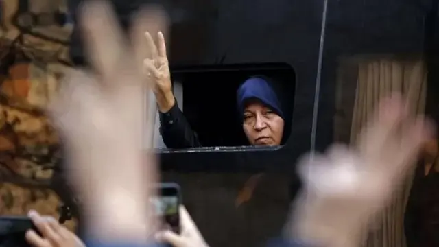 فائزه هاشمی در مراسم خاکسپاری پدرش