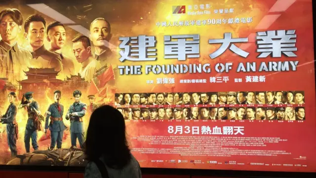 《建军大业》在香港地铁站的广告。