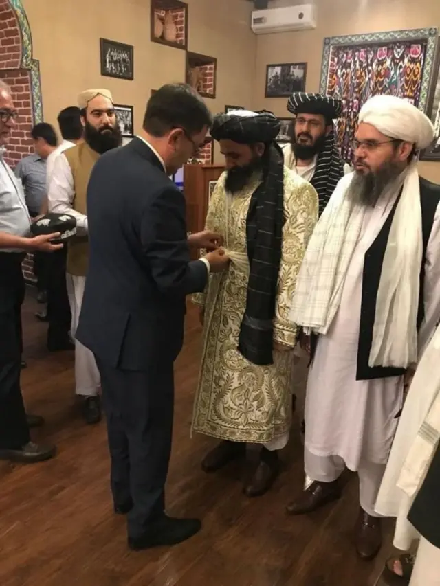 Самарқанд вилоят ҳокими Толибон ҳаракати раҳбари ўринбосарига тўн кийдирмоқда