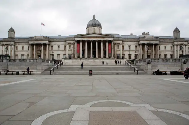 일요일 영국 런던 내셔널갤러리 밖 트라팔가 광장. 평소 관광객으로 붐비던 곳이 텅 비었다