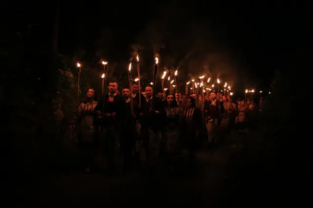 Nakon što se nevesta noseći krčage kako bi ih napunila vodom na tri seoske česme priključi povorci, svadbari se vraćaju na centralni trg što ujedno predstavlja poslednji čin prvog dana venčanja.