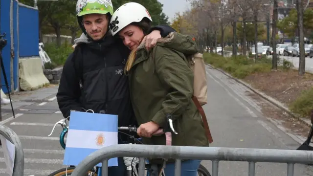 El lugar del suceso amaneció con un altar en honor a las víctimas.