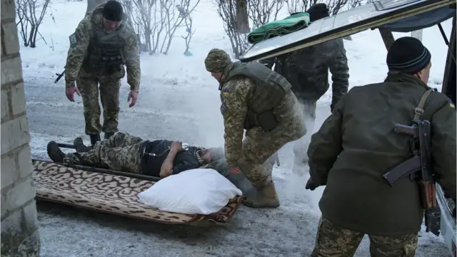 Несколько украинских военных было ранено (один из них на фото) и убиты; потери есть и у противоположной стороны