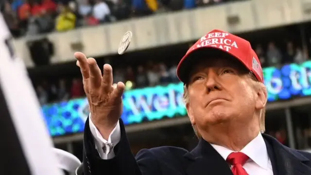 Trump lanzando una moneda al aire