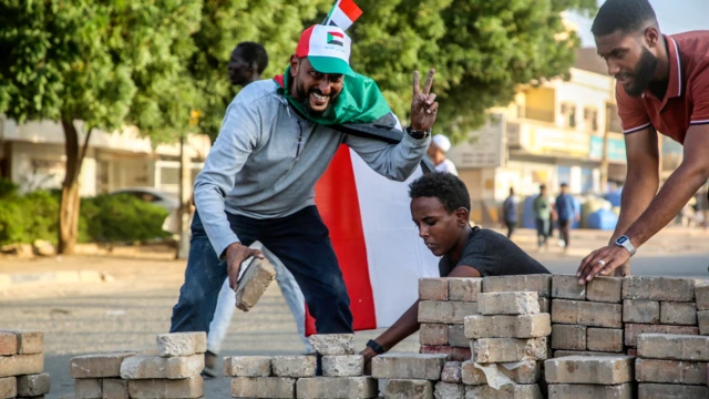 Des manifestants soudanais construisent une barricade dans une rue de la capitale Khartoum, au Soudan - 30 octobre 2021.