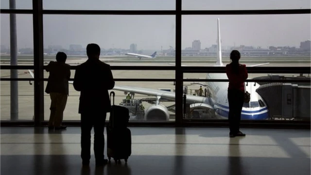 คนรอขึ้นเครื่องบิน