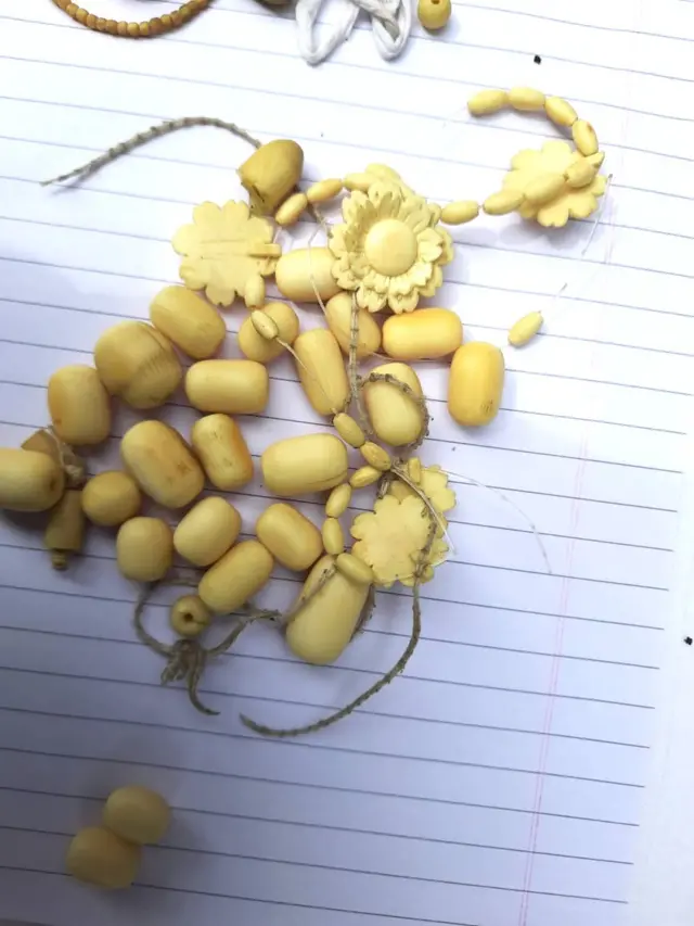 யானை தந்தத்தில் செய்யப்பட்ட மாலை