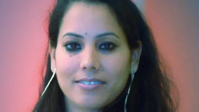 ਡਿਜ਼ਾਈਨ ਵਿਸ਼ੇ ਦੀ ਅਸਿਸਟੈਂਟ ਪ੍ਰੋਫੈਸਰ ਨਵਦੀਪ ਵਿਦਿਆਰਥਣਾਂ ਨੂੰ ਰਵਾਇਤੀ ਪੋਸ਼ਾਕ ਨੂੰ ਸਿਓਣ ਬਾਰੇ ਦੱਸਦੀ ਹੈ