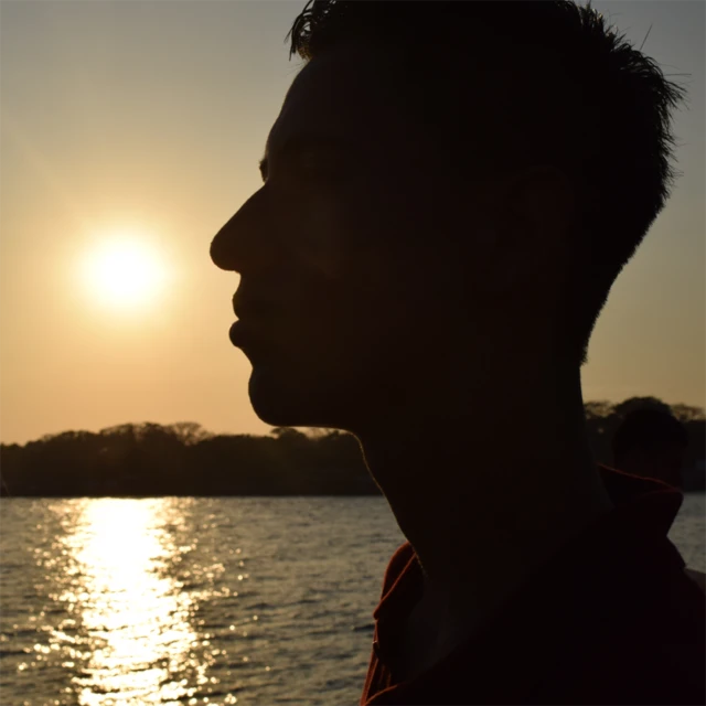 Hombre mirando el mar