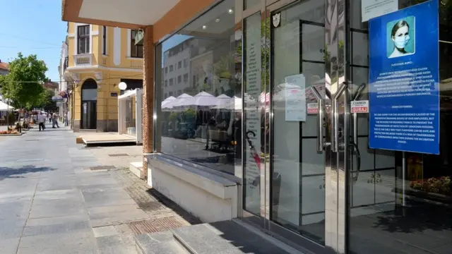 Upozorenje da se mora nositi maska u prodavnicama