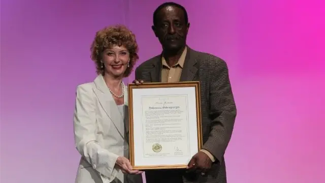 አቶ ዮሃንስ ወልደጊዮርጊስ ከተበረከተላቸው ሽልማት