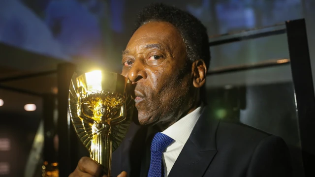 Pelé beija réplica da taça Jules Rimet