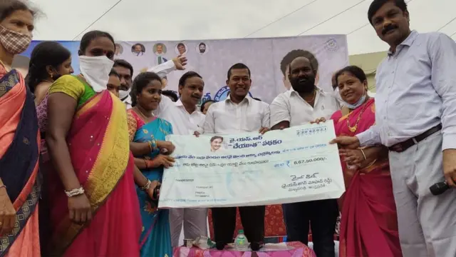 ప్రభుత్వ కార్యక్రమాలకు ప్రజలు స్వచ్ఛందంగా వస్తున్నారని నేతలు చెబుతున్నారు.