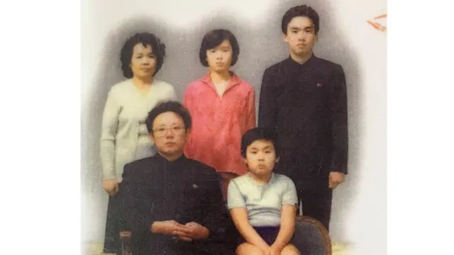 김정일 국방위원장과 장남 김정남 그리고 이한영 씨 (왼쪽 아래부터 시계 반대 방향). 이 사진 아래에는 1981년 8월 19일 날짜가 찍혀있다