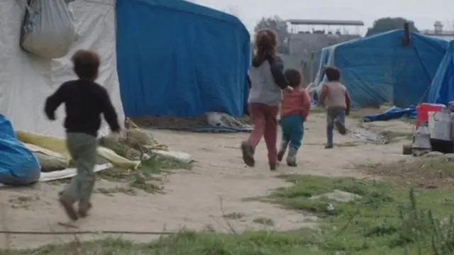 لاجئون سوريون في مخيم