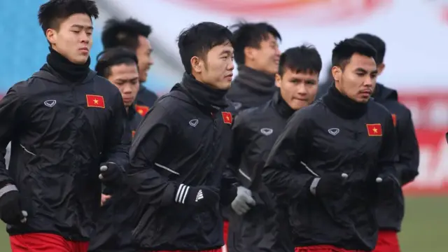 Các cầu thủ U23 Việt Nam mặc ấm tập luyện dưới thời tiết lạnh 4 độ C ở Thường Châu, Giang Tô, Trung Quốc