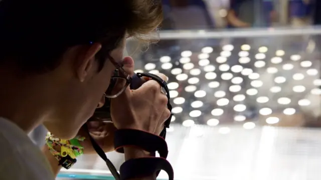 ظروف کی تصویر لیتے ہوئے