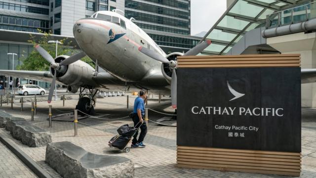 香港赤鱲角国泰航空公司总部大楼外之杜格拉斯DC-3型Niki号客机复制品（左）（21/10/2020）
