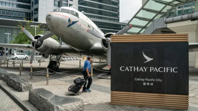香港赤鱲角國泰航空公司總部大樓外之杜格拉斯DC-3型Niki號客機複製品(左)(21/10/2020)