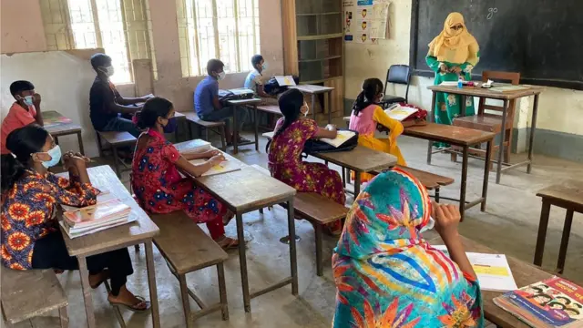 দীর্ঘদিন বন্ধ থাকার পর আজ থেকে শ্রেণিকক্ষে পাঠদান শুরু হয়েছে।