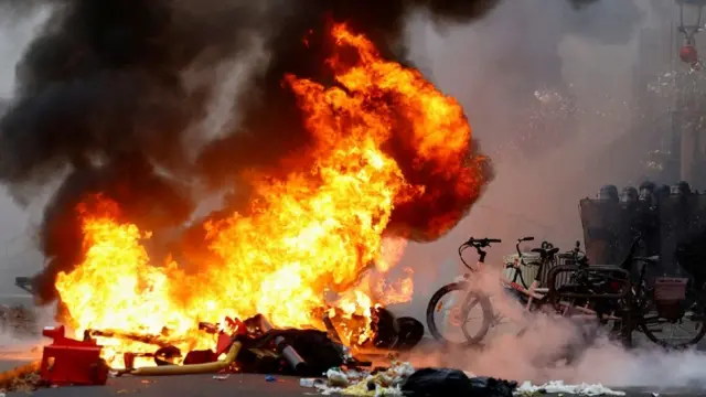 Um incêndio numa rua e um grupobrabet baixar apkagentes muito próximos